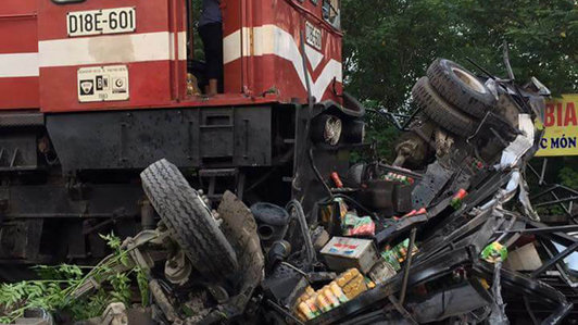 Hà Nội: Tàu đâm nát bét xe tải cố băng qua đường sắt, kéo lê nửa cây số