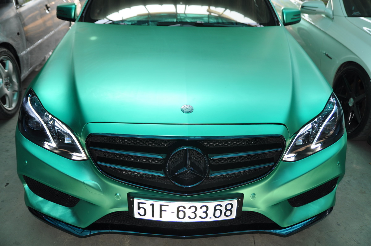 Mercedes E250 AMG với màu xanh crom lạ mắt