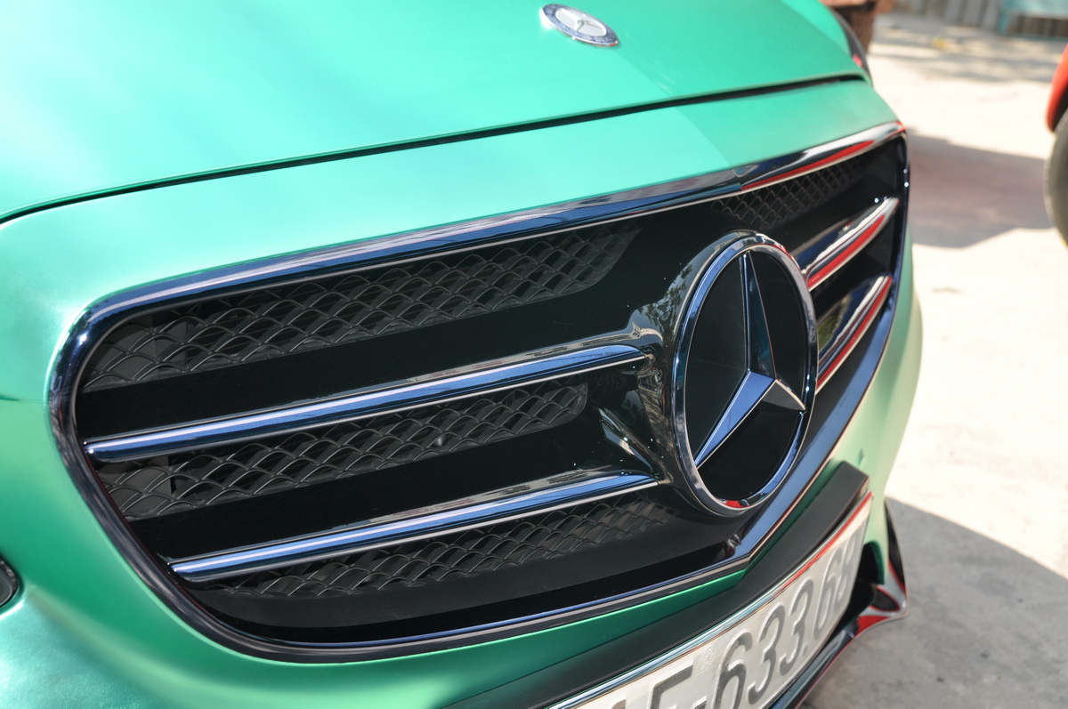 Mercedes E250 AMG dán crom cho xe đang là một trào lưu mới trong giới độ xe