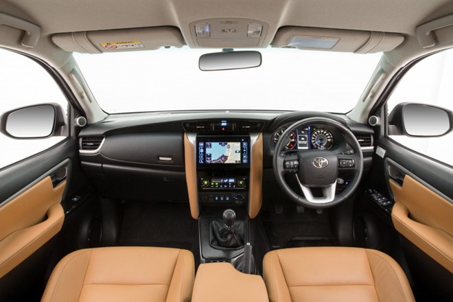  Toyota Fortuner 2016 có nội thất khá tiện lợi với màn hình cảm ứng, cần số bọc da, điều hòa tự động...
