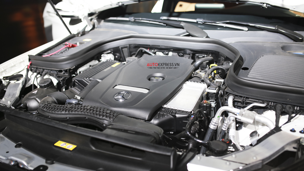 Mercedes-Benz GLC 300 4MATIC được trang bị động cơ I4 2.0L mang đến sức mạnh 245 mã lực