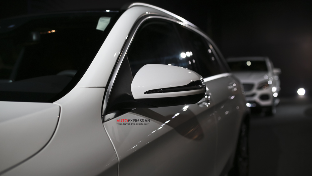 Mercedes-Benz GLC 300 4MATIC được trang bị gương chiếu hậu tích hợp xi nhan