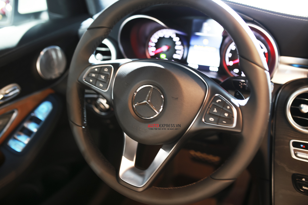 Mercedes-Benz GLC 300 4MATIC được trang bị chìa khóa chìa khóa KEYLESS-GO 