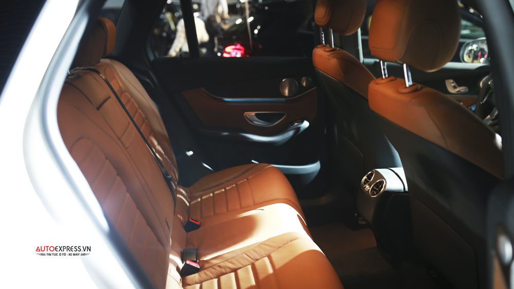 Mercedes-Benz GLC 300 4MATIC với nội thất làm từ da, gỗ và hợp kim nhôm