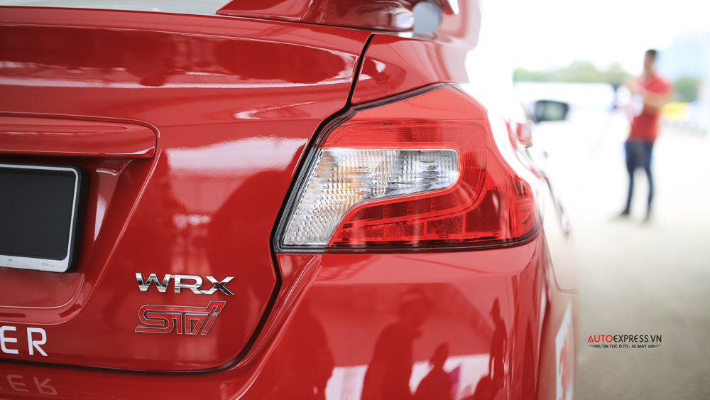 Subaru WRX STI với logo STI gắn nổi bật ở đuôi xe