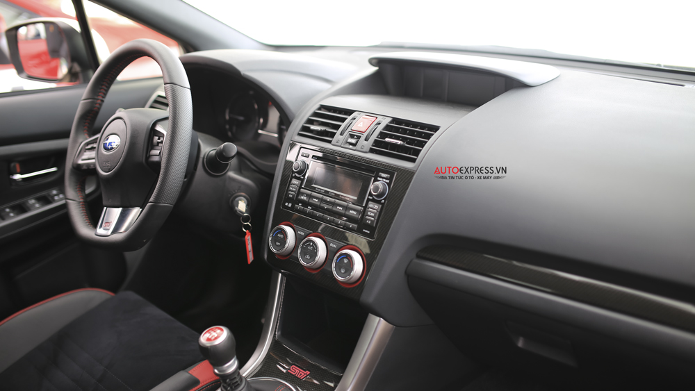 Subaru WRX STI cũng được trang bị hệ thống treo được hiệu chỉnh, hệ thống phanh hiệu suất cao.
