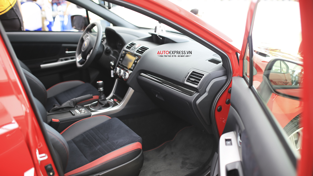 Subaru WRX STI 2016 sở hữu cụm hộp số sàn thể thao 6 tốc độ kết hợp với hệ thống vi sai trung tâm đa chế độ