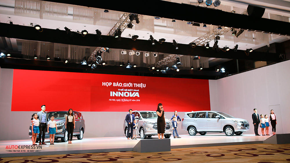 Toyota Innova 2016 thế hệ hoàn toàn mới - mẫu xe MPV được chờ đợi vừa ra mắt sáng nay 18/7 tại Hà Nội với giá bán 793 triệu đồng cho phiên bản 2.0E.