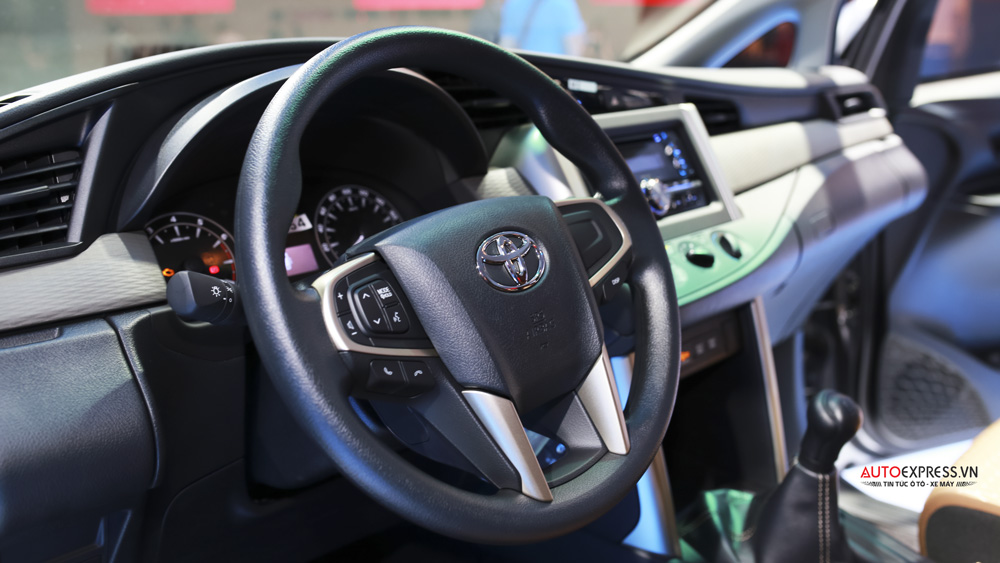 Toyota Innova 2.0E 2016 với vô lăng 3 chấu bọc da ốp gỗ và mạ bạc tinh tế