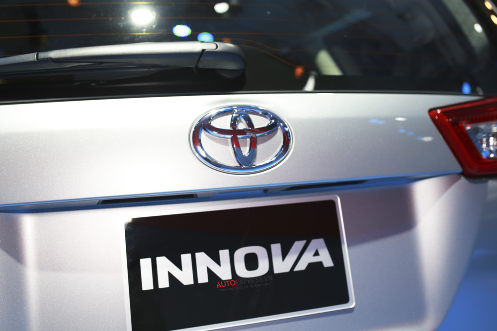 Toyota Innova 2.0E 2016 với logo của Toyota in nổi phía sau