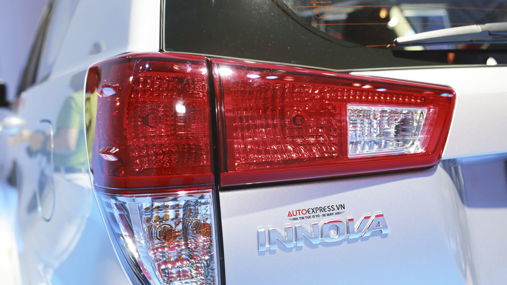 Toyota Innova 2.0E 2016 với cụm đèn hậu thiết kế hình chữ L 