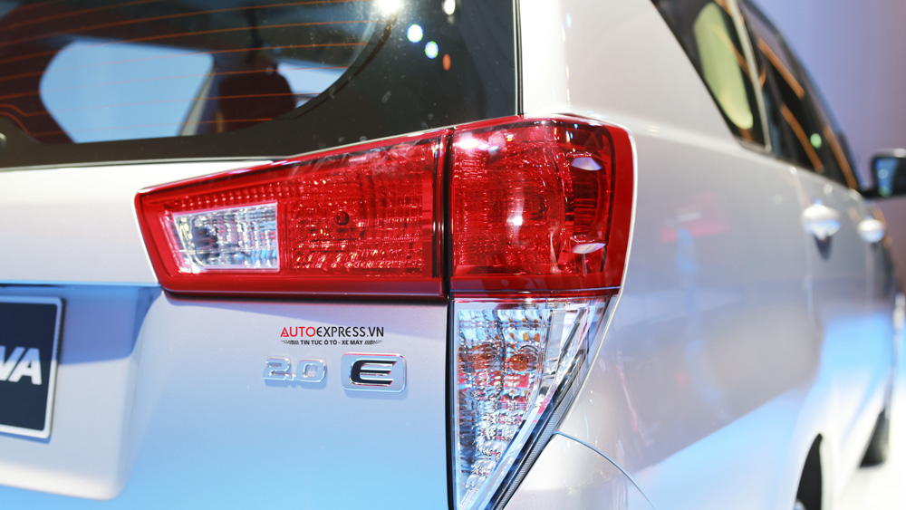 Toyota Innova 2.0E 2016 với cụm đèn hậu thiết kế hình chữ L ăn nhập với thiết kế tổng thể của xe