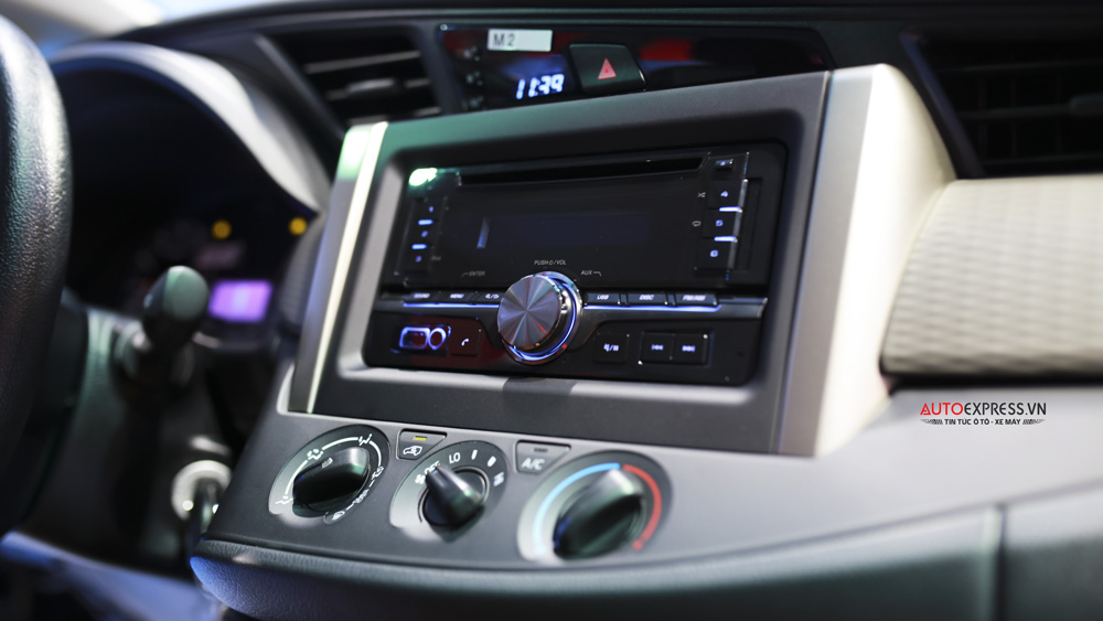 Toyota Innova 2.0E 2016 với bảng điều khiển cùng những tính năng giải trí