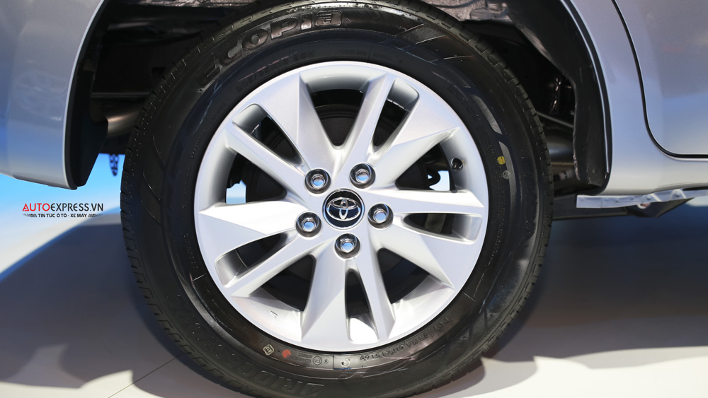 Toyota Innova 2.0E 2016 sử dụng la zăng hợp kim kích thước lớn