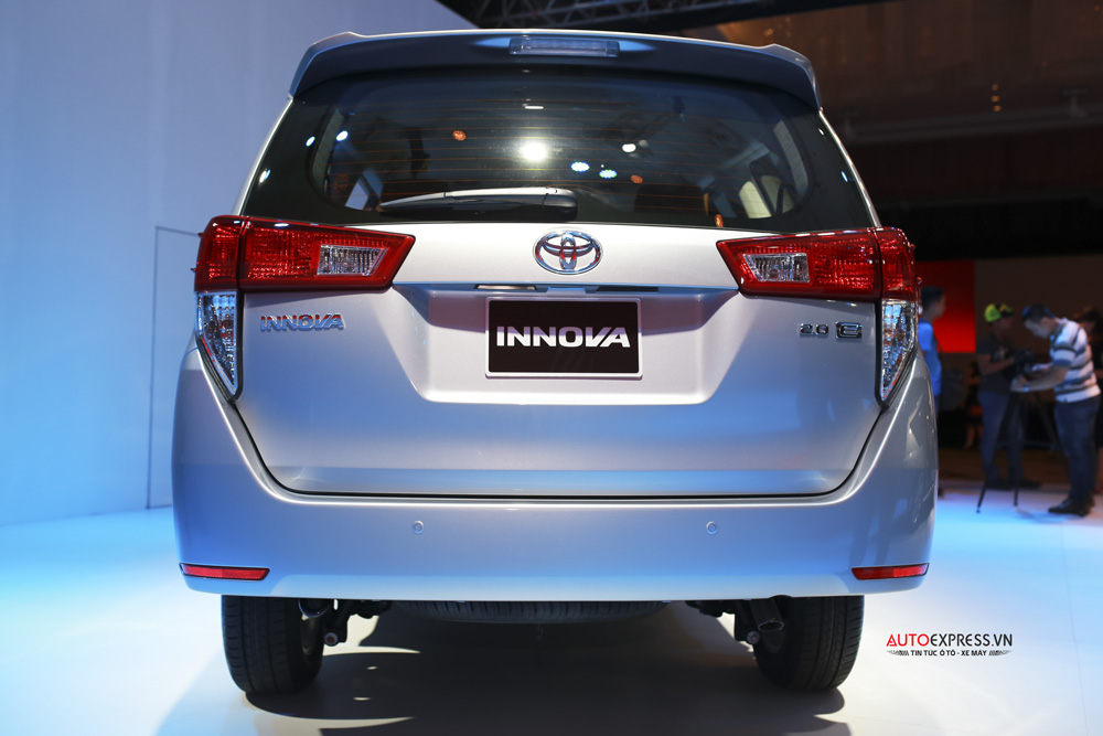 Toyota Innova 2.0E 2016 với cụm đèn hậu thiết kế hình chữ L