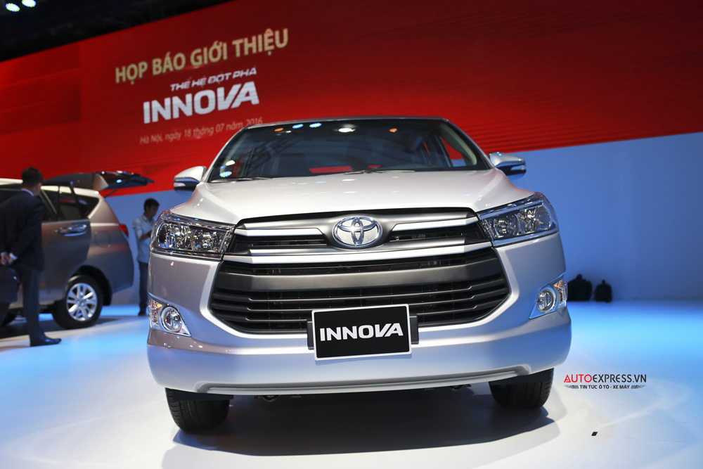 Toyota Innova 2.0E 2016 với tản trước mạ chrome