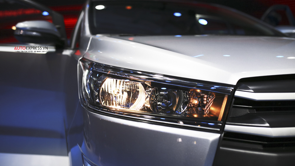 Toyota Innova 2.0E 2016 với cụm đèn pha bên phải
