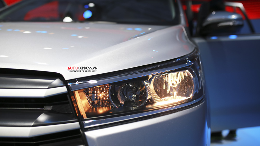 Toyota Innova 2.0E 2016 với cụm đèn pha bên trái