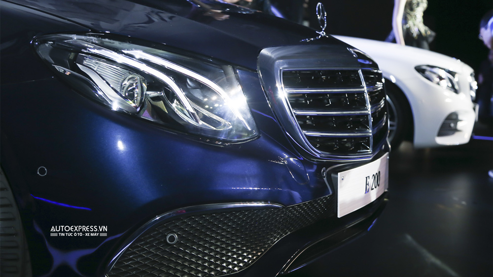 Mercedes-Benz E 200 thế hệ mới thiết kế đèn pha sắc nét