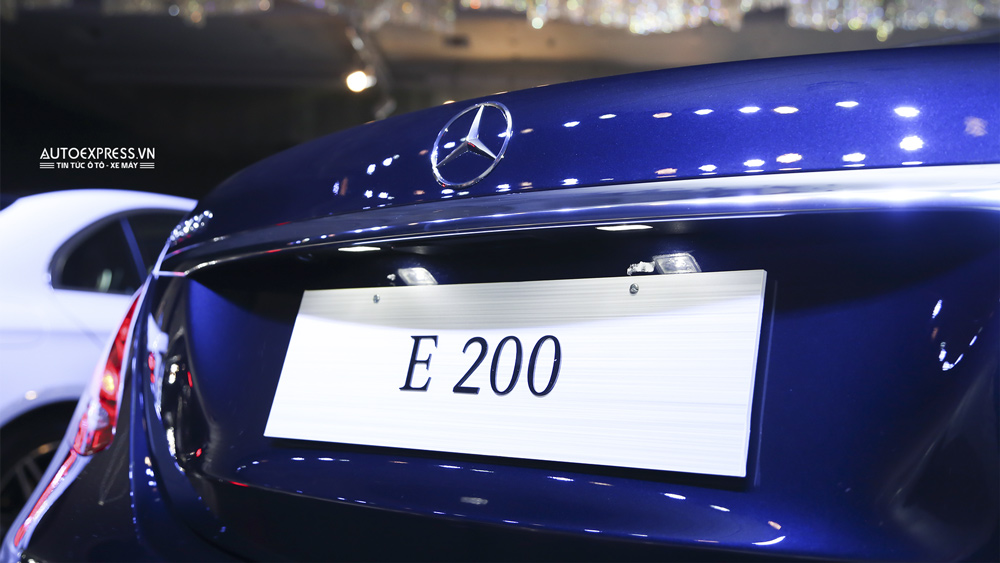 Mercedes-Benz E 200 thế hệ mới với các thanh crom sang trọng