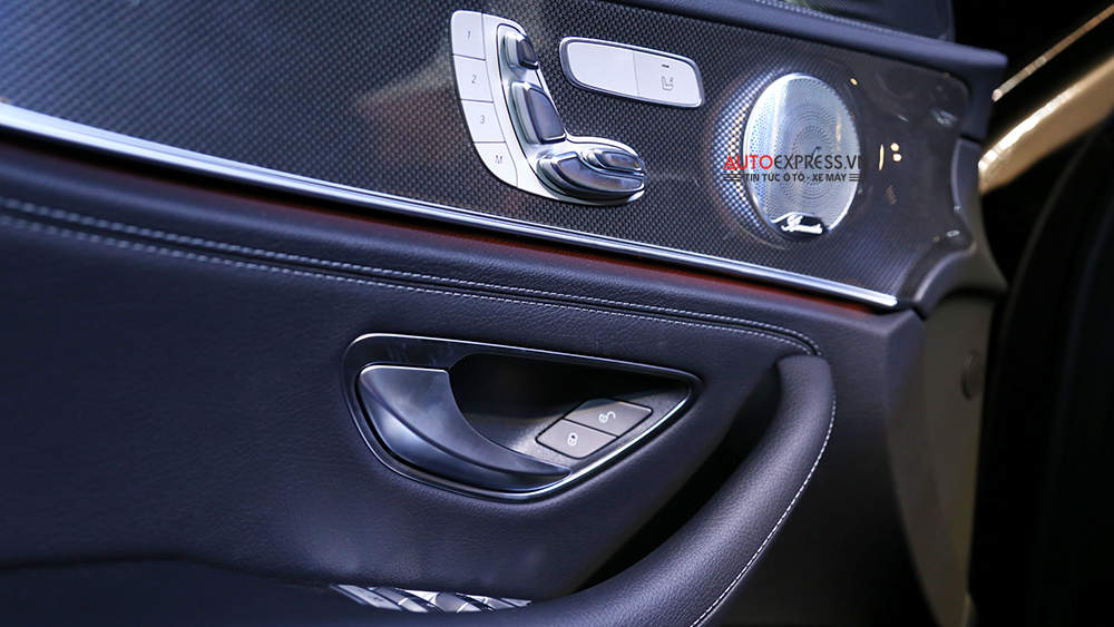 Mercedes-Benz E 300 AMG 2017 các chi tiết điều khiển trên xe cũng được thiết kế tỉ mỉ và chau chuốt