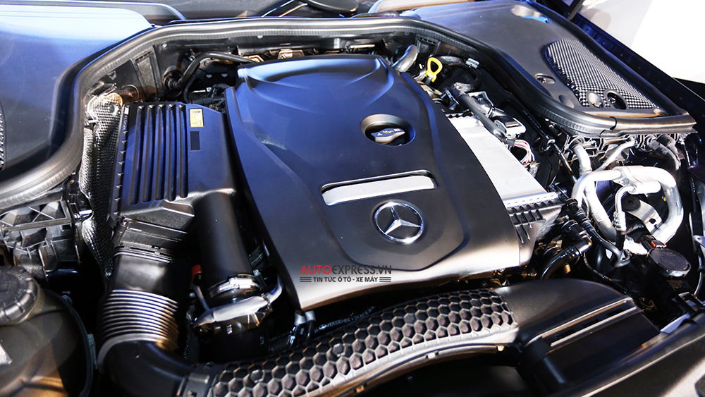 Mercedes-Benz E 300 AMG 2017 sử dụng động cơ 2.0 lít cùng hộp số tự động 9 cấp 9G-TRONIC