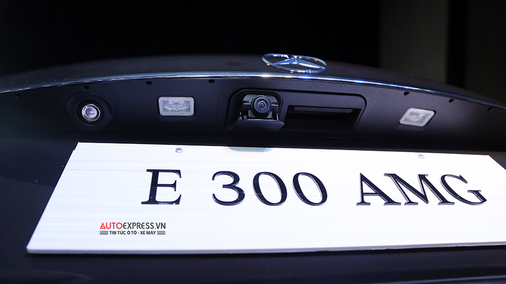 Mercedes-Benz E 300 AMG 2017 còn được tích hợp camera 360 hỗ trợ tối đa cho người lái