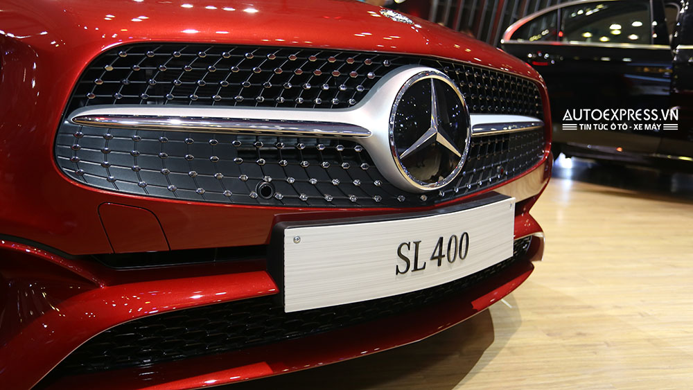 Mercedes-Benz SL 400 có lưới tản nhiệt lớn.