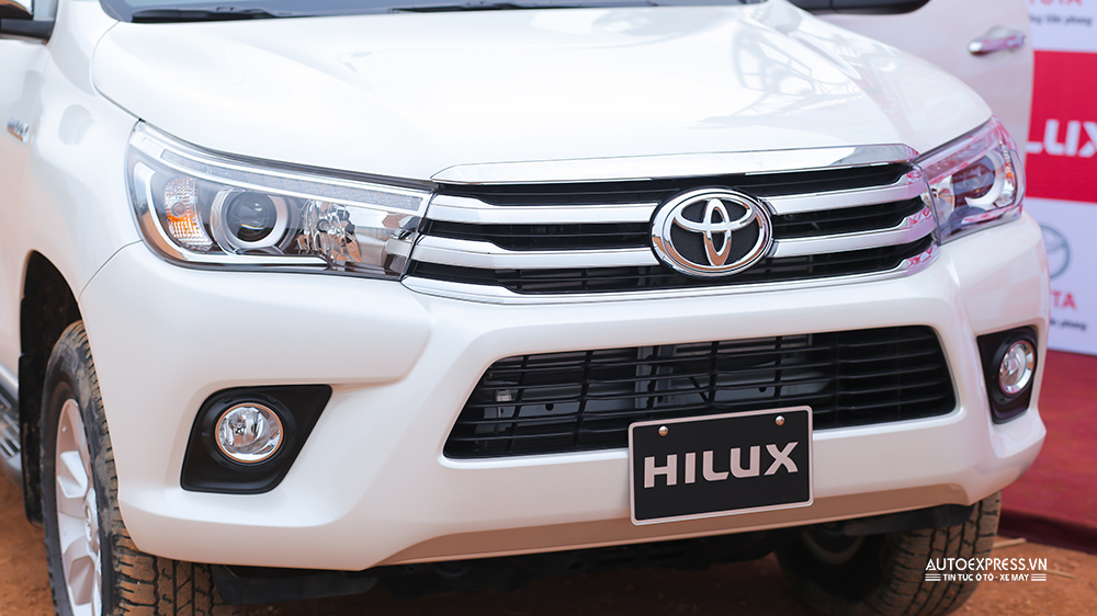 Toyota Hilux 2016 mới không còn hốc hút gió trên nắp capo