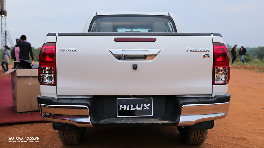 Toyota Hilux 2016 mới trang bị camera lùi