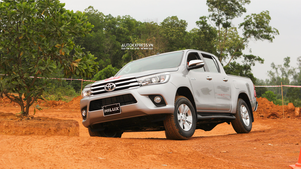 Xe bán tải Toyota Hilux 2016 mới với thử thách khung gầm