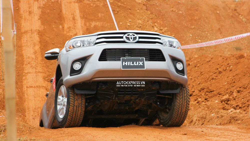 Toyota Hilux 2016 mới Offroad vô cùng ấn tượng