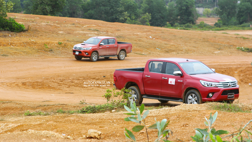 Toyota Hilux 2016 mới trên cơ so với người cũ ở cả hai bài trải nghiệm Onroad và Offroad.