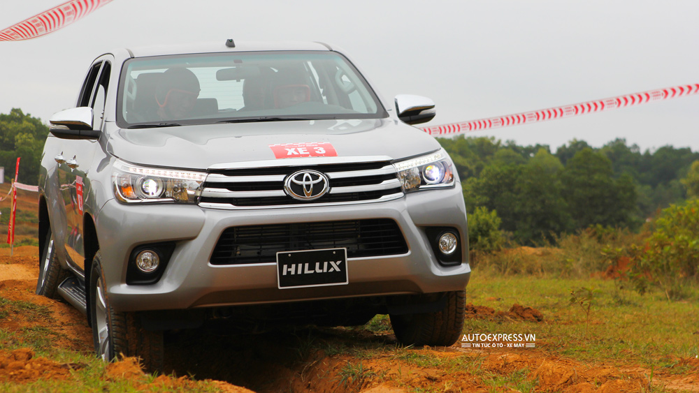 Xe bán tải Toyota Hilux 2016 mới hoàn thành tốt các bài thử Offroad tại Đồng Mô