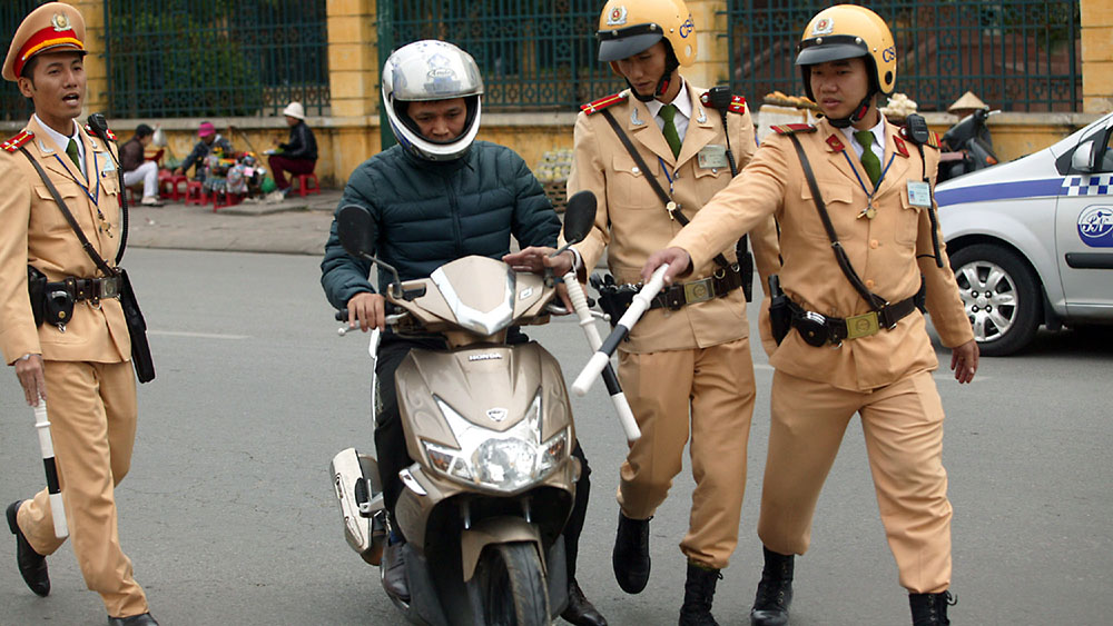Làm thế nào để không bị xử phạt khi mượn hoặc dùng chung xe máy?