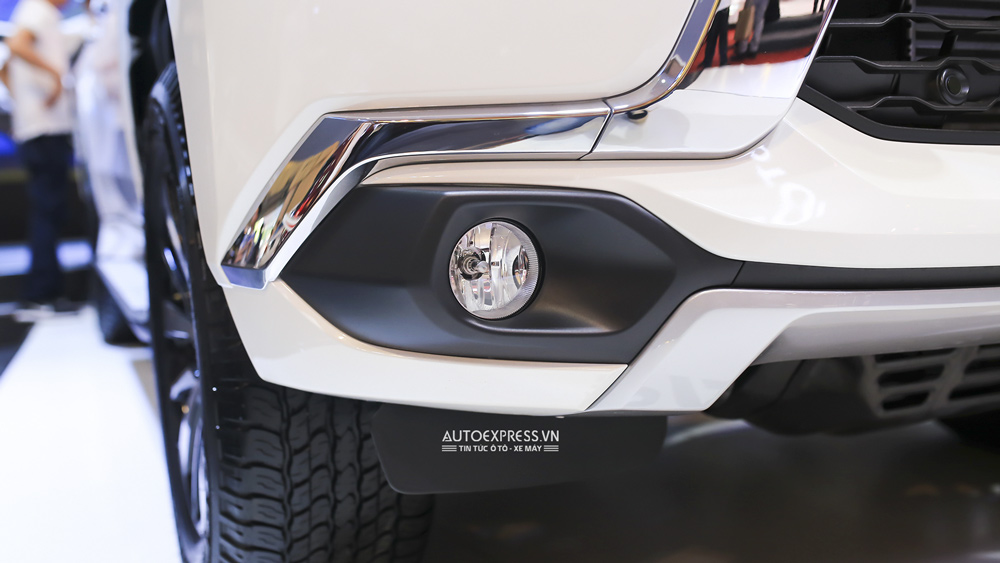 Mitsubishi Pajero Sport Premium 2016 hoàn toàn mới với thiết kế đèn sương mù ấn tượng
