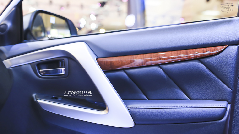 Mitsubishi Pajero Sport Premium 2016 hoàn toàn mới với việc ốp gỗ nội thất