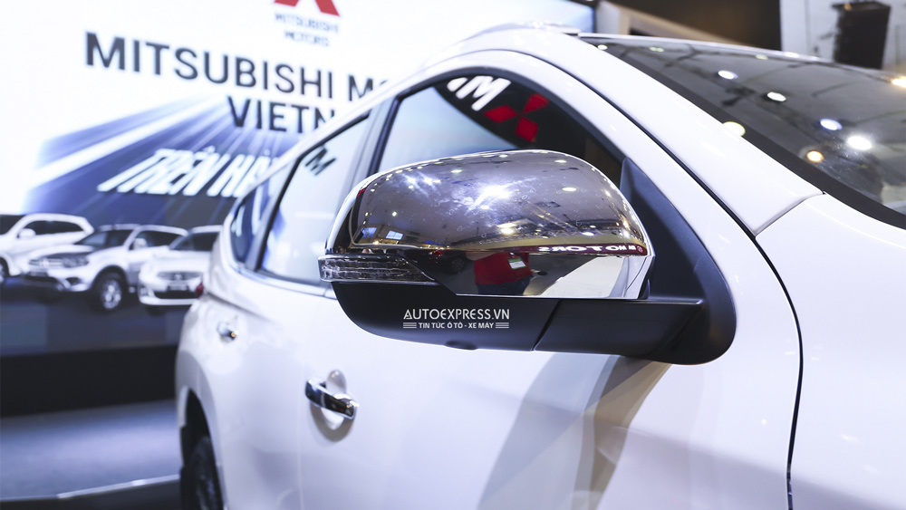 Mitsubishi Pajero Sport Premium 2016 hoàn toàn mới với gáo gương mạ chrome tích hợp đèn xi nhan