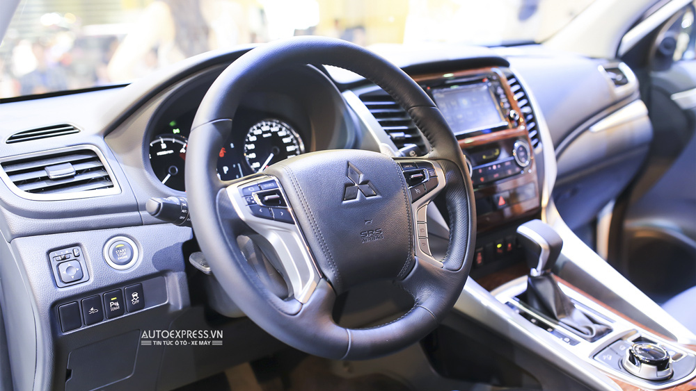 Mitsubishi Pajero Sport Premium 2016 hoàn toàn mới với bảng điều khiển thiết kế ấn tượng