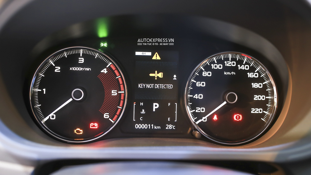 Mitsubishi Pajero Sport Premium 2016 hoàn toàn mới với cụm đồng hồ hiển thị sắc nét