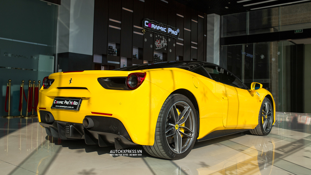 Đuôi xe Ferrari 488 GTB màu vàng