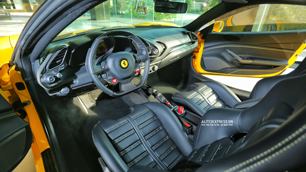 Ferrari 488 GTB màu vàng sở hữu khoang cabin tối giản