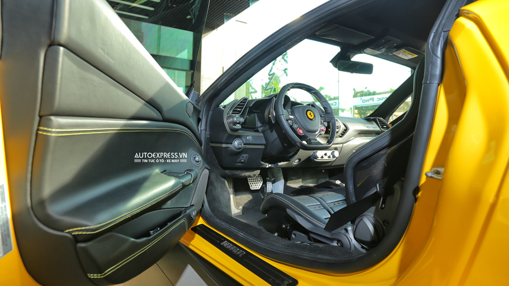 Khoang cabin siêu xe Ferrari 488 GTB màu vàng