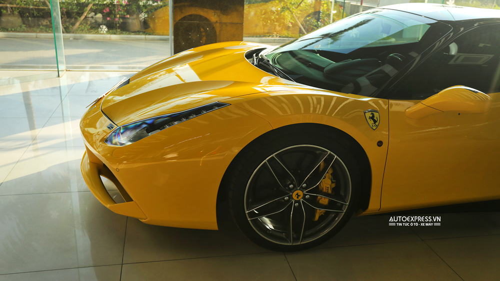 Ferrari 488 GTB màu vàng được trang bị lazang 5 chấu kép