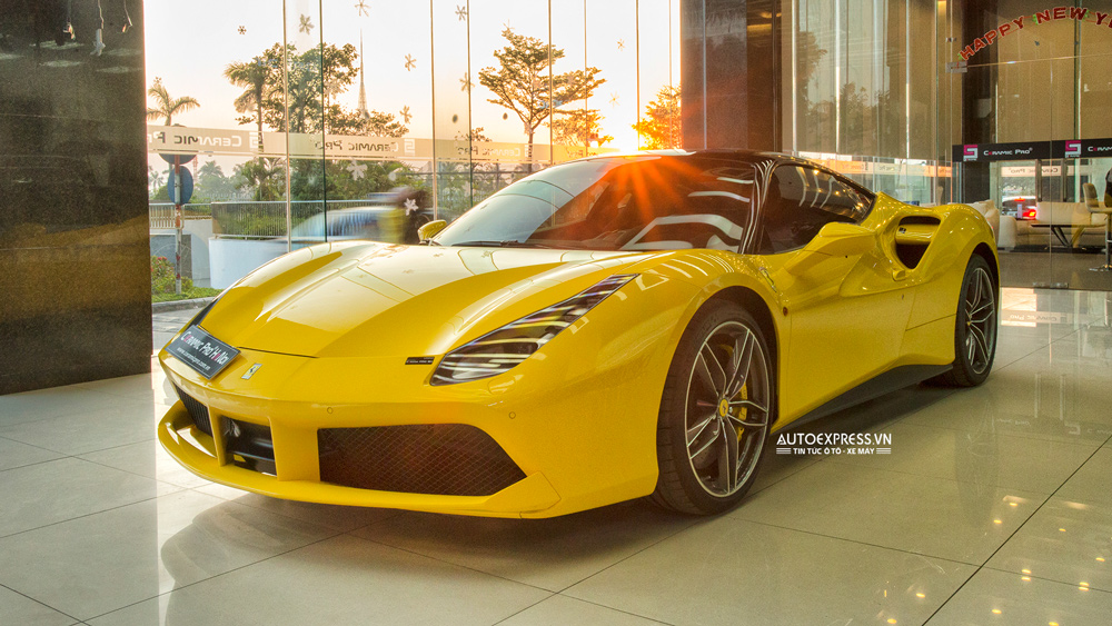 Ferrari 488 GTB khoe dáng tại Hà Nội trong ngày đầu tiên của năm 2017