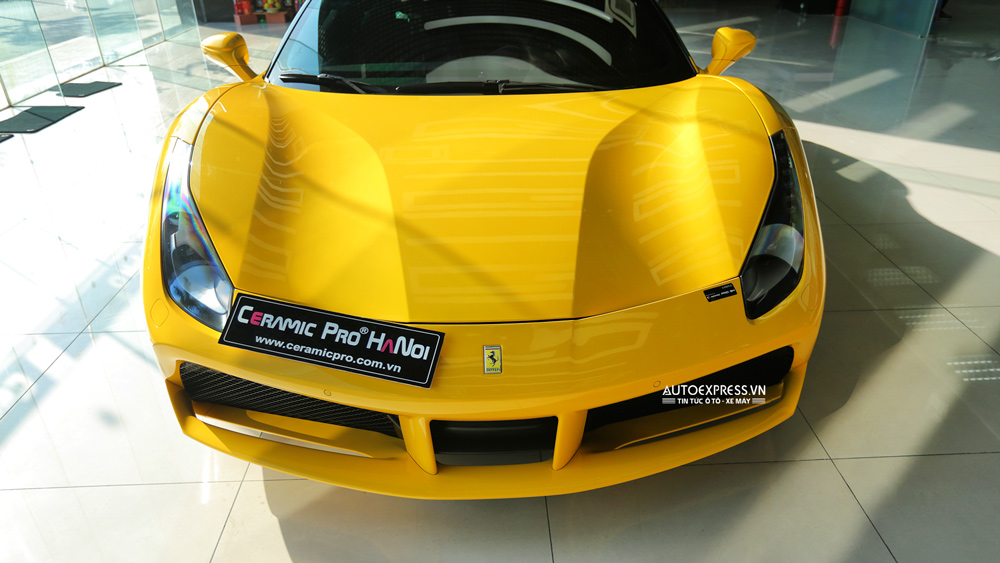 Đầu xe Ferrari 488 GTB màu vàng