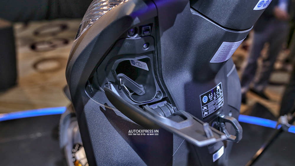 Honda SH300i ABS 2016 thiết kế hộc đựng đồ phía trước