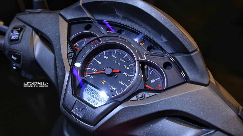 Honda SH300i ABS 2016 với mặt đồng hồ dạng Analog cùng màn hình LCD