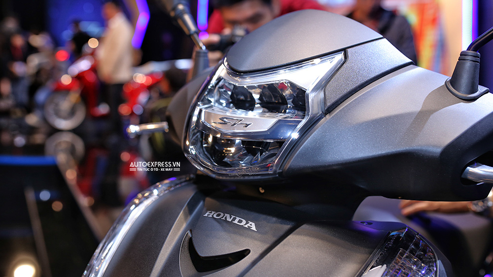 Honda SH300i ABS 2016 với đèn trước 2 tầng