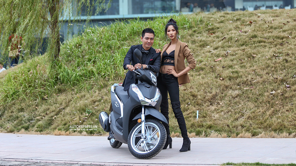 MC Phan Anh và siêu mẫu Hoàng Thùy đọ dáng bên Honda SH300i 2016.